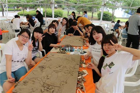 한국도자재단의 도자 공공예술 프로젝트 사업에 참가한 서울 상일여고생들이 도자 아트워크를 제작하고 있다. 