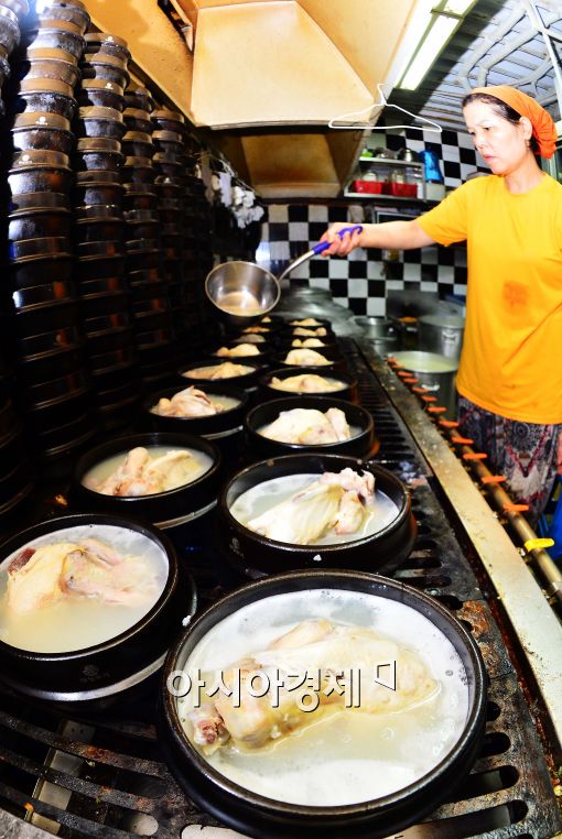 [포토]초복, 삼계탕 준비 한창