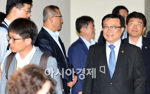 [포토]입장하는 이동필 장관