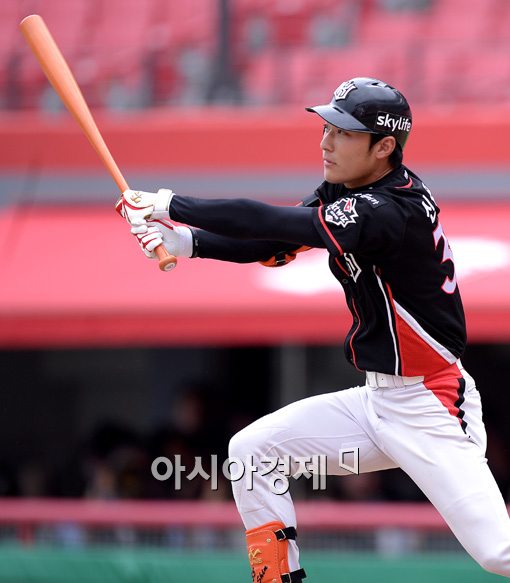 [포토]선취 3타점 3루타 치는 신용승