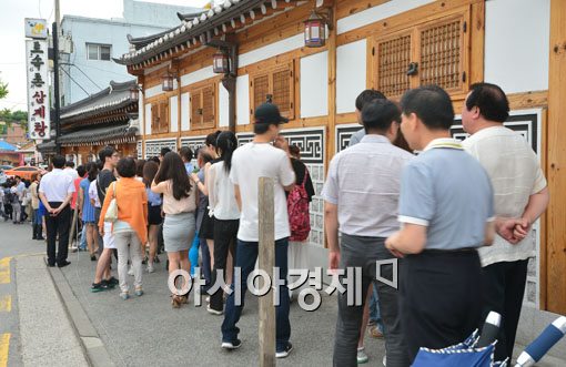 [포토]길게 늘어선 삼계탕집 줄 