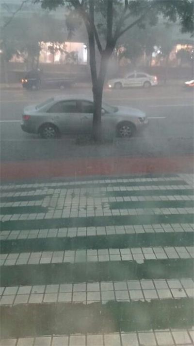 18일 오후 부산 날씨, 우박 동반한 폭우 천둥 (사진: 트위터리안 제공)