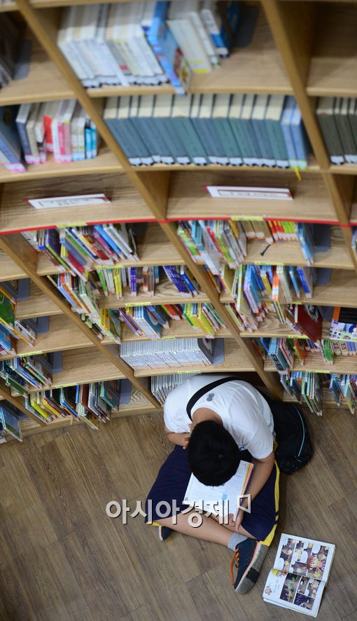 [포토]초복더위 피해 도서관 피서 