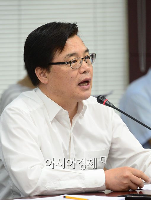 [포토]모두발언하는 권평오 산자부 무역투자실장 