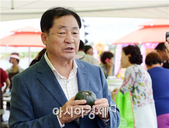 함평군(군수 안병호)이 18일부터 이틀 간 월야면 월야농협농산물산지유통센터에서 ‘2014 함평단호박 큰잔치’를 개최했다.

이 행사는 품질이 뛰어난 함평단호박 브랜드를 홍보하고, 다양한 가공제품을 개발·보급해 주민들의 소득증대와 지역경제 활성화를 위해 마련됐다.

향토산업육성사업의 일환으로 월야농협(조합장 정광우)이 주최하고 함평단호박향토산업사업단(단장 설인철 부군수)이 주관하는 이번 단호박 축제는 단호박 엿과 국수, 막걸리 등 단호박 가공식품 시식회와 품평회가 펼쳐진다.

안병호 함평군수가 단호박의 효능에 대해 설명을 하고있다.