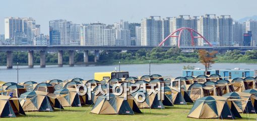 [포토]펼쳐진 텐트, 개장하루 앞둔 한강 여름 캠핑장
