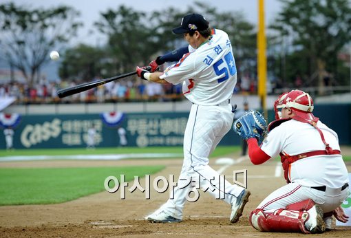 [포토]홈런왕 김현수,'저 담장 밖으로 타구를 날려버려!'
