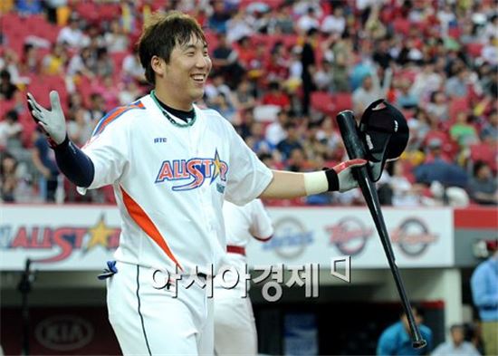 '14홈런' 김현수, 홈런레이스 우승…역대 신기록