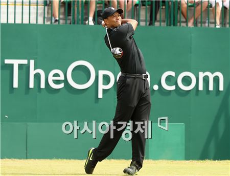 타이거 우즈가 디오픈 둘째날 1번홀에서 드라이버 티 샷을 하고 있다. 호이레이크(잉글랜드)=Getty images/멀티비츠 