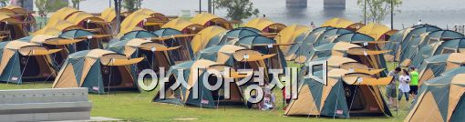 [포토]여의도 여름 캠핑장 찾은 시민들