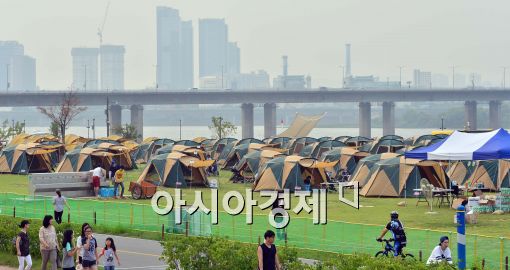 [포토]여의도 캠핑장 찾은 시민들