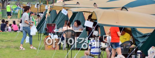 [포토]시민들로 붐비는 여의도 여름 캠핑장