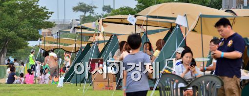 [포토]시민들로 붐비는 한강 여의도 여름 캠핑장
