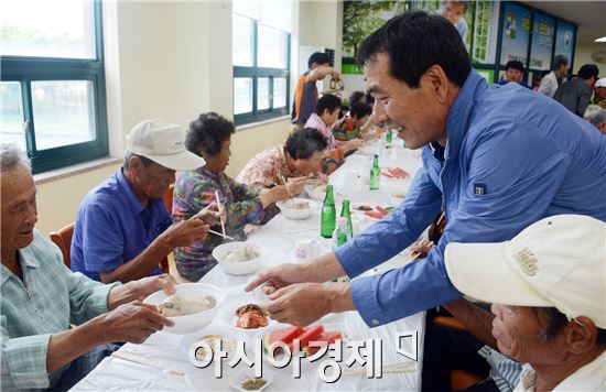 함평군 청년회 회원들이 어른신들에게 삼계탕을 대접하고있다.
