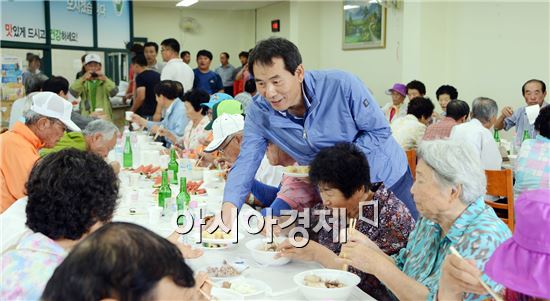 함평군 청년회 회원들이 어른신들에게 삼계탕을 대접하면서 위로 격려했다.