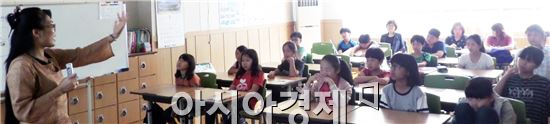 순천시는 청소년들이 밝고 건강하게 자랄 수 있는 교육환경을 조성하기 위하여 “청소년 방과후 아카데미”를 운영 호응을 얻고 있다.
청소년 방과후 아카데미에는 순천경찰서, 순천교육지원청, 소방서 등 기관단체와 연계하여 청소년의 올바른 가치관 형성에 중점을 두고 교통안전교육을 비롯 학교폭력 예방, 소방안전 등을 실시하고 있다.
또 맞벌이, 한부모, 취약계층 초등학생은 수준별 개별지도 및 여름캠프, 부모교육, 발표회 등 특별 프로그램을 운영하고 급식, 건강관리, 상담, 생활일정관리, 귀가차량지원 등 생활지원도 한다.
지난 16일에는 전문 강사를 초빙하여 성폭력 예방교육을 실시하고 청소년의 올바른 성가치관과 성지식을 갖도록 했다.
순천시는 앞으로도 청소년들에게 필요한 다양한 분야의 안전교육과 지원을 실시하고 , 8월에는 에스원과 연계하여 심폐소생술(CPR) 교육을 실시할 예정이다.
기타 자세한 사항은 순천청소년수련관(749-3804)로 문의하면 된다.
