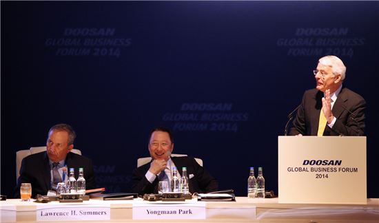 18일 영국 맨체스터에서 열린 두산 글로벌 비즈니스 포럼에 박용만 회장이 웃고 있다. (사진제공=두산그룹)