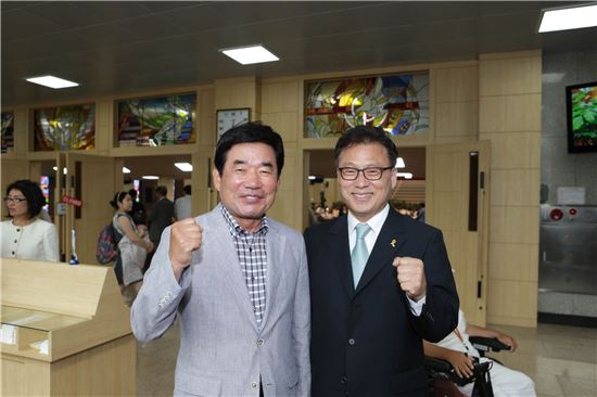 김진표 새정치민주연합 전 의원(왼쪽)이 7·30 재보궐선거 수원정(영통)에 출마한 박광온 후보와 파이팅을 외치고 있다.