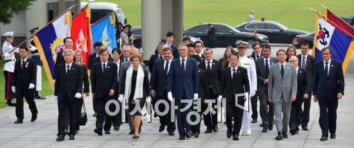 [포토]현충탑 향하는 아니발 카바코 실바 포르투갈 대통령