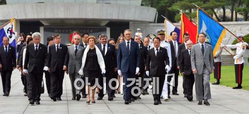 [포토]현충원 나서는 포르투갈 대통령