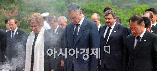 [포토]묵념하는 포르투갈 대통령