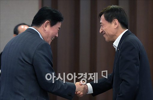 [현장스케치]'화기애매'했던 최경환-이주열 첫 만남 