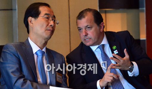 [포토]대화 나누는 한덕수 한국무역협회 회장