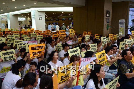 [포토]병원 로비에 모인 서울대병원 노조원들 