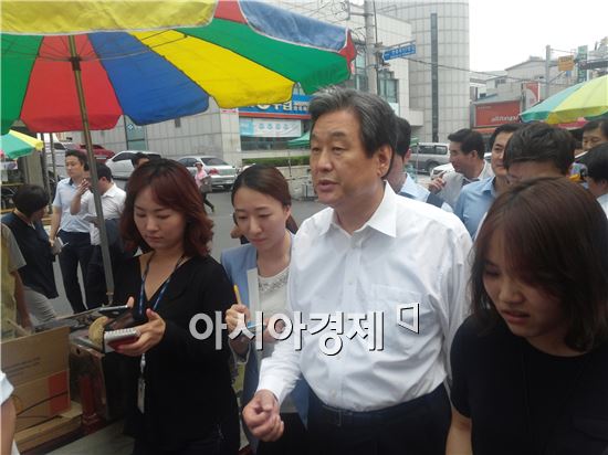 21일 평택시 안중읍 안중시장을 찾은 김무성 새누리당 대표(가운데)가 무료급식 봉사활동 장소로 이동하고 있다.