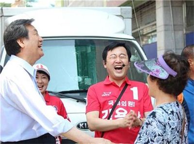 기뻐하는 새누리당 김용남 후보(사진: 김용남 후보 공식 블로그 제공)