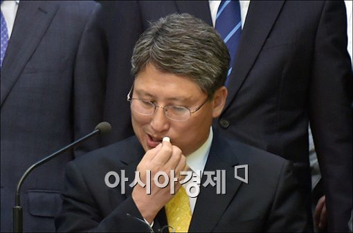 [포토]'입술이 마르네'