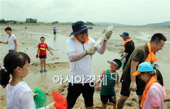전남 함평군 함평읍 돌머리해변을 찾은 기아자동차 직원 가족 500여 명이 20일 개막이 체험을 하며 즐거운 시간을 보내고 있다.
