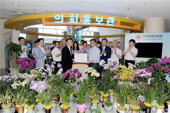 조영표 광주시의장, 축하화분 광주재능기부센터에 기증