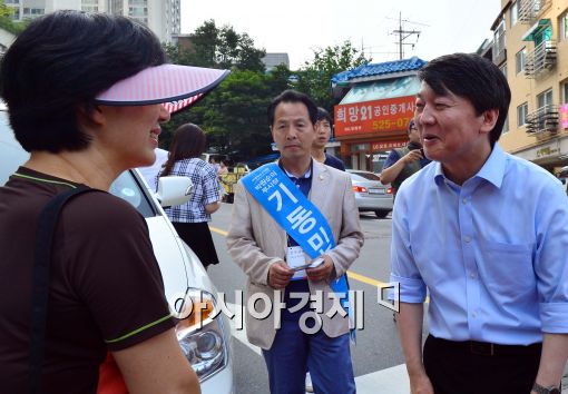 [포토]주민들과 대화하는 안철수 공동대표