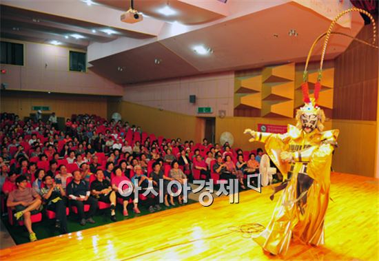 호남대, ‘광주U대회 자원봉사자’ 초청 中변검술 공연