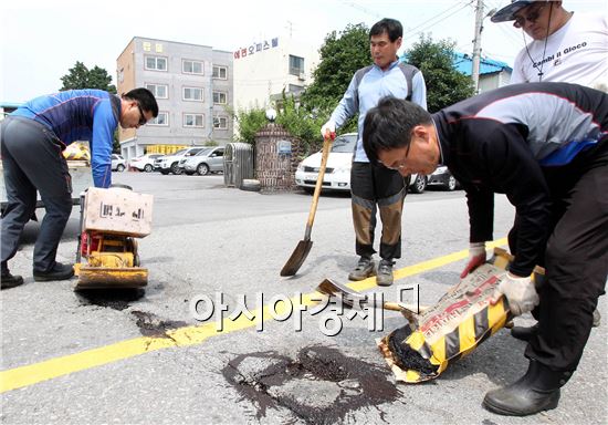 [포토]광주 북구, 도로패임 보수작업 실시