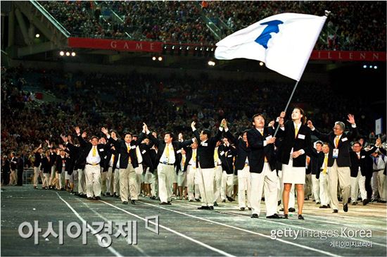 2000년 시드니올림픽 개막식 때 남북한 선수단이 분단 이후 처음으로 동시입장하는 모습[사진=Getty Images/멀티비츠]