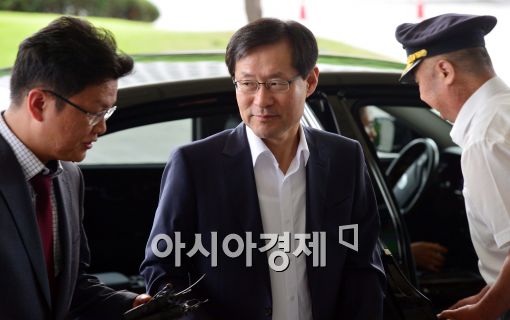 [포토]취재진 질의에 묵묵부답하는 김진태 검찰총장