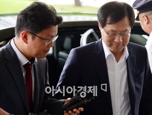 [포토]고개 숙인채 집무실로 향하는 김진태 검찰총장