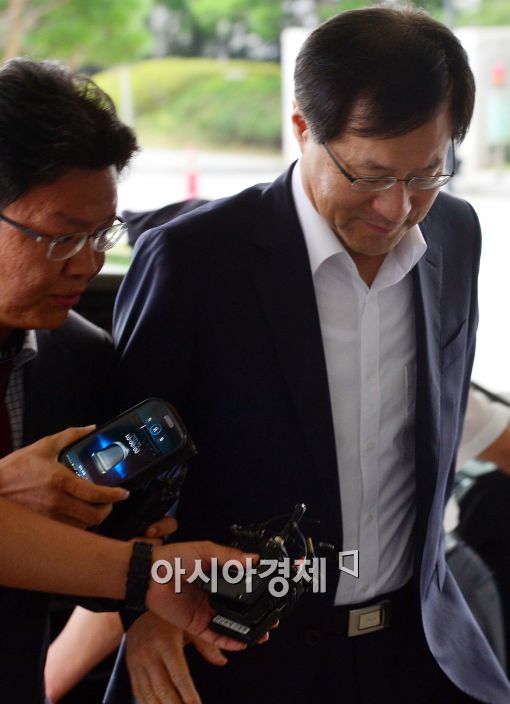 [포토]서둘러 대검찰청으로 들어가는 김진태 검찰총장