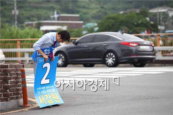 [포토]유권자들에게 고개숙여 인사하는 서갑원 후보