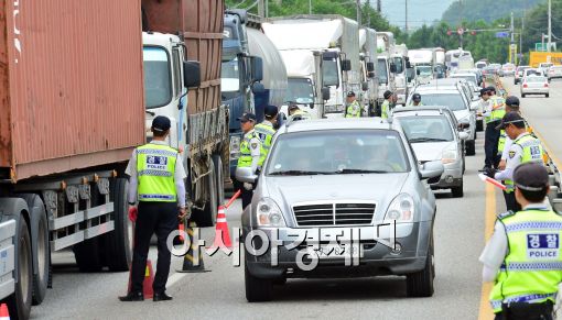 [포토]줄지어 선 차량들, 검문검색 계속되는 금수원 주변