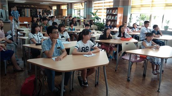 <목포교육청이 개최한 다문화 학생 이중언어 말하기 대회에서 학생들이 경연을 지켜보고 있다.>