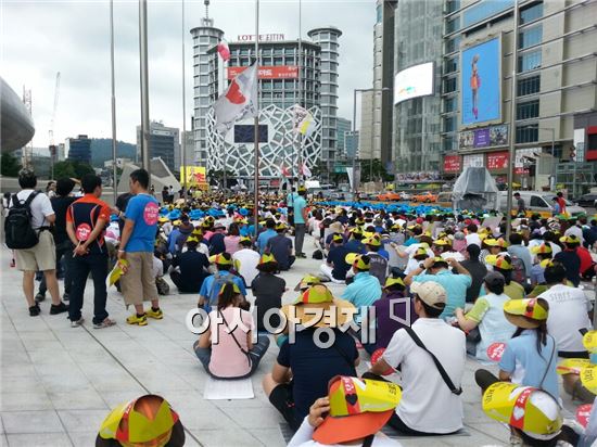 전국보건의료산업노동조합 조합원들이 22일 오후 서울 동대문역사문화공원에서 의료민영화 중단 촉구 2차 총파업 출정식을 가졌다. 