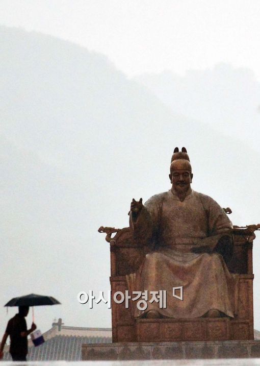 [포토]'세종대왕님, 비 내립니다'