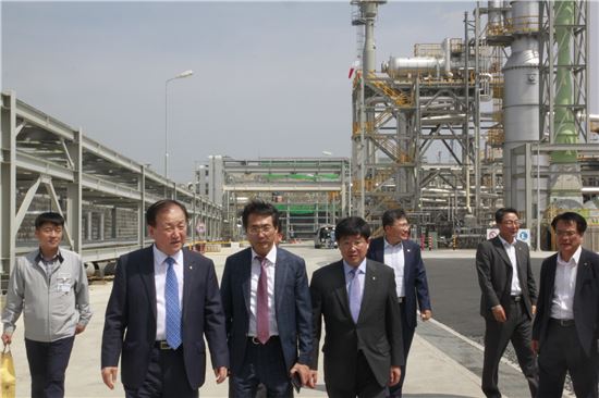 김주하 농협은행장이 22일 울산시 남구 소재 산업용 가스 제조기업 '덕양'을 방문해 관계자와 함께 생산시설을 둘러보고 있다.(사진제공=NH농협은행)