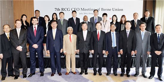 김영학 한국무역보험공사 사장(왼쪽 네번째)은 21~22일 홍콩에서 열린 '제7차 아태지역 무역보험기관 CEO 회의'에 참석했다.