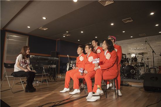 ▲지난 3월 삼성그룹 토크콘서트 열정樂서 뮤직비디오 촬영장에서 열정기자단이 가수 장미여관과 인터뷰를 진행하고 있다. 
