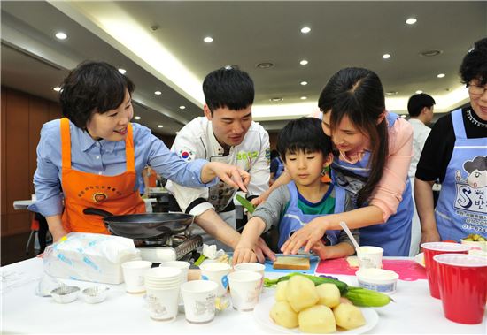 지난 4월 장애인의 날, 청각장애인으로 구성된 한국암웨이 희망비타민 자원봉사단이 삼성소리샘복지관을 이용하는 청각장애인들과 요리 나눔 활동을 진행했다.
