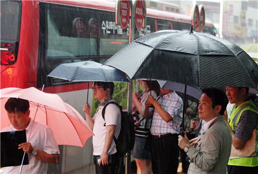 남경필 경기도지사가 23일 수원 우만4동 버스정류장을 찾아, 입석금지 시행에 따른 시민불편을 점검했다. 
